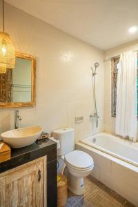 Ένα μπάνιο στο Villa James Seminyak