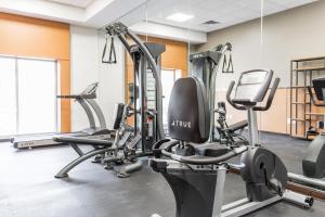 a gym with treadmills and elliptical machines at KC Inn Hotel Kansas City in Kansas City