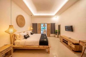 Ένα ή περισσότερα κρεβάτια σε δωμάτιο στο Villa James Seminyak +27 φωτογραφίες
