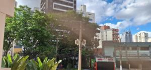 uma vista para uma cidade com edifícios altos em Un bel posto insieme alla natureza da prenotare a San Paolo em São Paulo