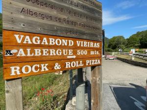拉波爾特拉德瓦爾卡的住宿－Vagabond Vieiras Beds & Dinner Albergue，摇滚公园的木标志