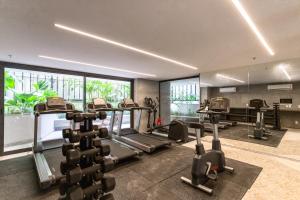 a gym with several treadmills and machines in it at Unhotel - Luxuoso Loft com Vista Mar na Praia de Copacabana in Rio de Janeiro