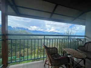 einen Balkon mit Stühlen und Bergblick in der Unterkunft Chill Berg Resort - Bodimettu in Theni Allinagaram