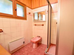 W łazience znajduje się różowa toaleta i prysznic. w obiekcie Chalet Bernex, 5 pièces, 10 personnes - FR-1-498-94 w mieście Bernex