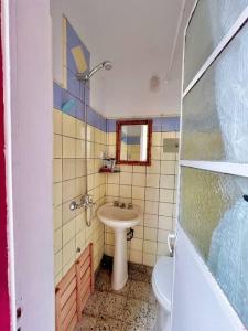 a small bathroom with a sink and a toilet at PH luminoso en Villa Crespo, a cuadras de plaza Serrano! in Buenos Aires