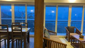 ein Restaurant mit Tischen und Stühlen und Blick auf das Meer in der Unterkunft Chill Berg Resort - Bodimettu in Theni Allinagaram