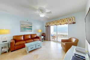 uma sala de estar com um sofá e uma cadeira em Tropic Isles em Gulf Shores