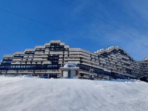 um edifício coberto de neve na frente em Appartement Plagne Aime 2000, 2 pièces, 6 personnes - FR-1-181-2567 em Aime La Plagne