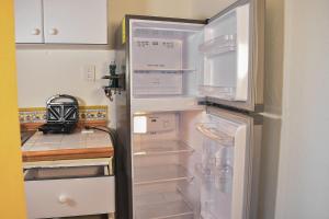 una nevera con la puerta abierta en una cocina en Alojamiento cómodo: Casa ideal en Morelia