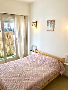ein Schlafzimmer mit einem Bett und einem Fenster in der Unterkunft Departamento zona Güemes, a dos cuadras del mar ,Dos ambientes,céntrico in Mar del Plata
