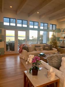 a living room with couches and a christmas tree at Summer Beach House in Summerland
