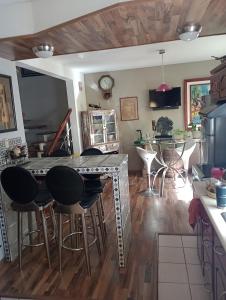 kuchnia z blatem ze stołkami i stołem w obiekcie Rincon Soberano Residencial w mieście Chihuahua