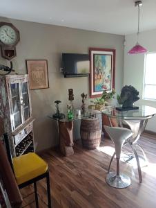 salon ze szklanym stołem i zegarem w obiekcie Rincon Soberano Residencial w mieście Chihuahua
