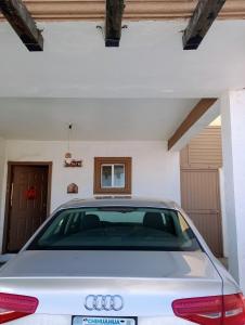 biały samochód zaparkowany przed garażem w obiekcie Rincon Soberano Residencial w mieście Chihuahua
