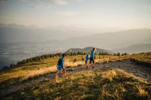 a group of three people running on a hill at Luxescape- No 2306 Traumaussicht direkt im Ski- und Wandergebiet - Skifahren - Paragleiten - Mountainbiken - Wandern - Erlebnis CARD in Treffen