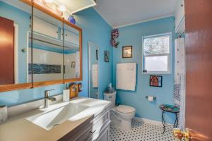 Un baño de Artfully Decorated Cottonwood Home Pets Welcome! 19 fotos más