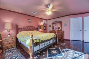Una cama o camas en una habitación de Artfully Decorated Cottonwood Home Pets Welcome!