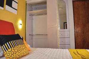 1 dormitorio con armario, cama y espejo en Alojamiento cómodo: Casa ideal en Morelia