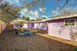 Un jardín fuera de Artfully Decorated Cottonwood Home Pets Welcome!