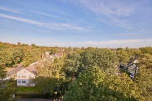 una vista aérea de una casa en los árboles en *Neues Loft*- nahe Frankfurter Flughafen + Bahnhof en Neulsenburg