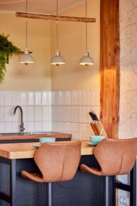 a kitchen with a wooden table and two chairs at *Neues Loft*- nahe Frankfurter Flughafen + Bahnhof in Neulsenburg