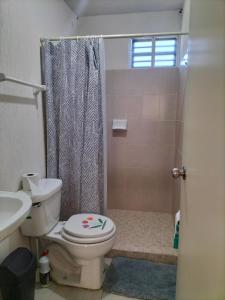 Kamar mandi di Apartamento Cadereyta