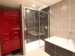 een badkamer met een douche en een rode deur bij Gîte Chemillé-en-Anjou-Chemillé-Melay, 3 pièces, 4 personnes - FR-1-622-48 