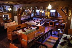 - une vue de tête sur un restaurant avec des tables et des chaises dans l'établissement Hotel-EuroPenzión Salaš, à Vinné