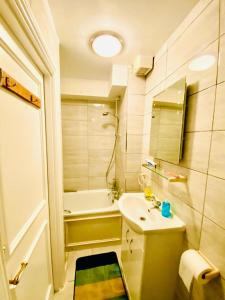 La petite salle de bains est pourvue d'un lavabo et d'une baignoire. dans l'établissement Two Bedroom Property in Central London, à Londres