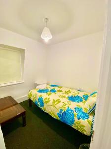 - une chambre avec un lit et une table dans l'établissement Two Bedroom Property in Central London, à Londres