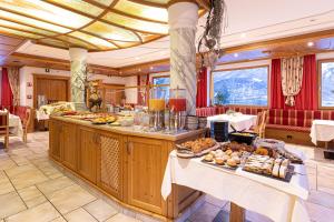 a buffet in a restaurant with a lot of food at Hotel Thuinerwaldele in Vipiteno