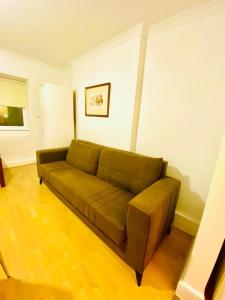 - un canapé vert dans le salon dans l'établissement Two Bedroom Property in Central London, à Londres