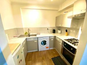 une cuisine avec un lave-linge et un lave-linge dans l'établissement Two Bedroom Property in Central London, à Londres