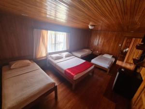 El Castillo de La ConcepciónにあるHotel Victoriaのベッド2台と窓が備わる小さな客室です。