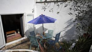 - une table avec un parasol violet sur la terrasse dans l'établissement Mimosa, à Dawlish