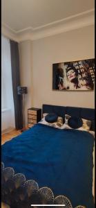 1 dormitorio con 1 cama azul y 2 almohadas en Grunwaldzki24 Apartments - FREE PARKING - OLD TOWN, CENTRUM, en Wroclaw