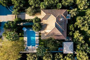 una vista aérea de una casa con piscina en Eleonas Villa en Fiolítis