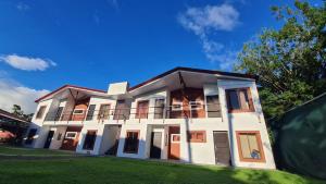 Casa blanca con jardín y balcón. en Hotel Vive Uvita, en Uvita