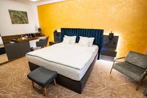 1 dormitorio con cama, escritorio y silla en ATLAS Hotel en Timisoara