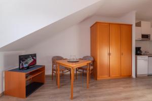 une salle à manger avec une table et une armoire dans l'établissement Aschau-Apartments, à Aschau im Chiemgau