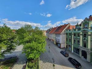 einen Blick über eine Stadtstraße mit Gebäuden in der Unterkunft Apartament w sercu Kamiennej Góry in Kamienna Góra