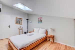 a bedroom with a bed and a skylight at Duplex Tolosa - Pont-Neuf, Dôme de la Grave, 2 BDRs 85m2, AC, Free private car park 200m away - T3 85m2 avec clim, parking couvert gratuit à 200m in Toulouse