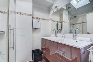 a bathroom with a sink and a shower at Duplex Tolosa - Pont-Neuf, Dôme de la Grave, 2 BDRs 85m2, AC, Free private car park - T3 85m2 avec clim, parking privé gratuit in Toulouse