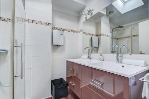 a bathroom with a sink and a shower at Duplex Tolosa - Pont-Neuf, Dôme de la Grave, 2 BDRs 85m2, AC, Free private car park 200m away - T3 85m2 avec clim, parking couvert gratuit à 200m in Toulouse