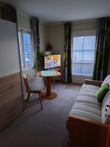 TV a/nebo společenská místnost v ubytování Ferienwohnung Haus Gomig