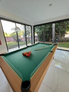 uma mesa de bilhar numa sala com piscina em Villa Grande Montagne em La Possession