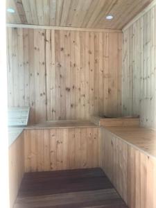 una sauna vuota con pareti in legno e scaffali in legno di Quinta El Diamante a Villavicencio