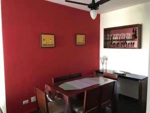 Ein Restaurant oder anderes Speiselokal in der Unterkunft Apartamento no guaruja- praia enseada 