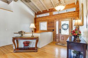 Gallery image of Peaceful Lawrenceville Cabin with Hot Tub on 6 Acres in Lawrenceville
