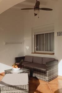 una sala de estar con un sofá y una mesa en Casa Feliz - RentCar, en Calpe 36 fotos más